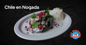 Chile en nogada con granada y arroz servido en La Vianda, restaurante de comida casera en Morelia