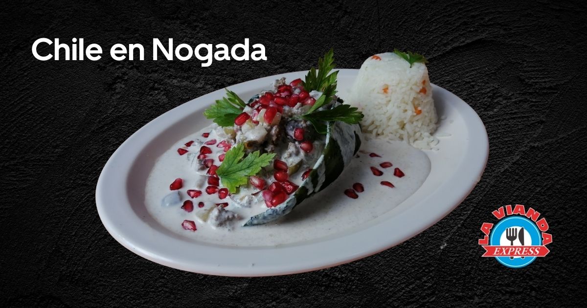 Chile en nogada con granada y arroz servido en La Vianda, restaurante de comida casera en Morelia