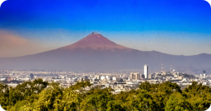 Vista panorámica de la ciudad de Puebla con el volcán Popocatépetl al fondo