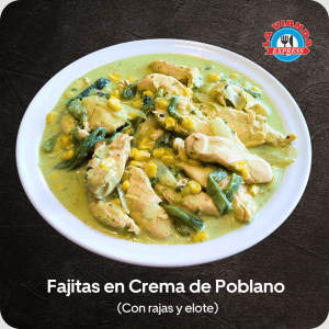ajitas de pollo en crema de chile poblano con rajas y elote, servidas en plato blanco.