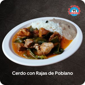 Cerdo con rajas de poblano en salsa casera, acompañado de arroz y frijoles, platillo tradicional de La Vianda Express en Morelia.