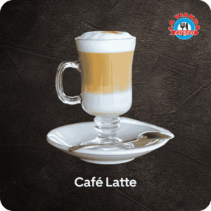 Café latte recién hecho en La Vianda Express, bebida caliente para desayuno en Morelia