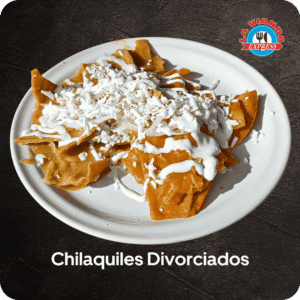 Chilaquiles divorciados con salsa roja y verde en La Vianda Express, desayuno casero en Morelia