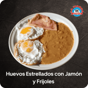 Huevos estrellados con jamón y frijoles refritos en La Vianda Express, desayuno casero en Morelia