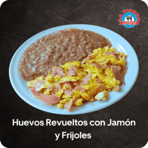 Huevos revueltos con jamón y frijoles refritos en La Vianda Express, desayuno casero en Morelia
