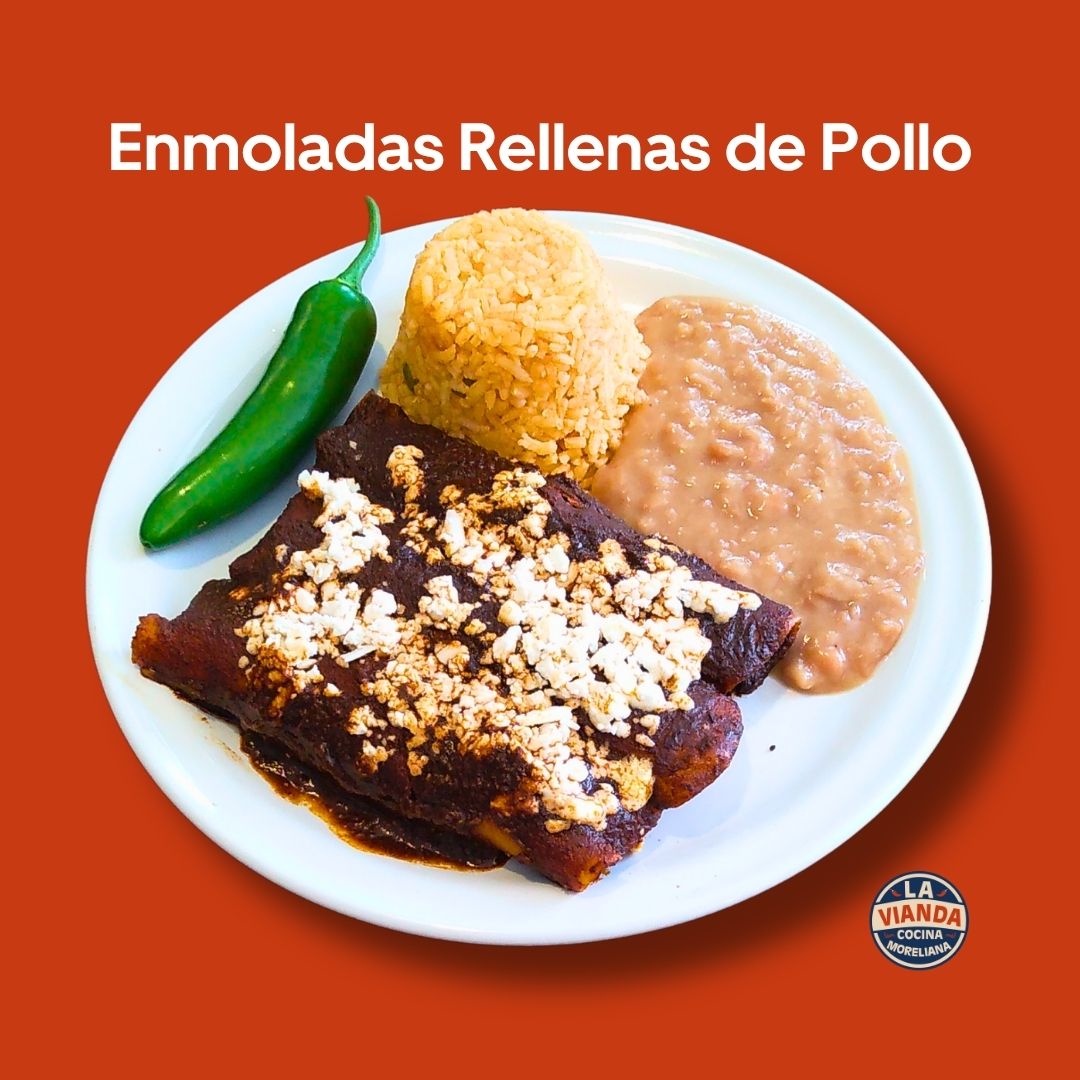 Enmoladas rellenas de pollo con guarniciones, comida casera en Morelia Zona Camelinas