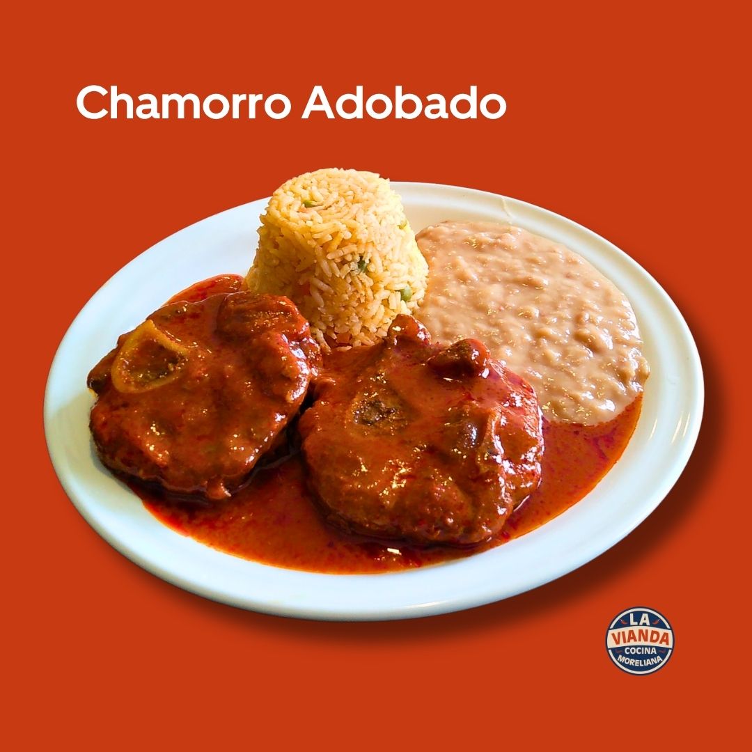 Chamorro adobado con guarniciones, comida casera en Morelia Zona Camelinas
