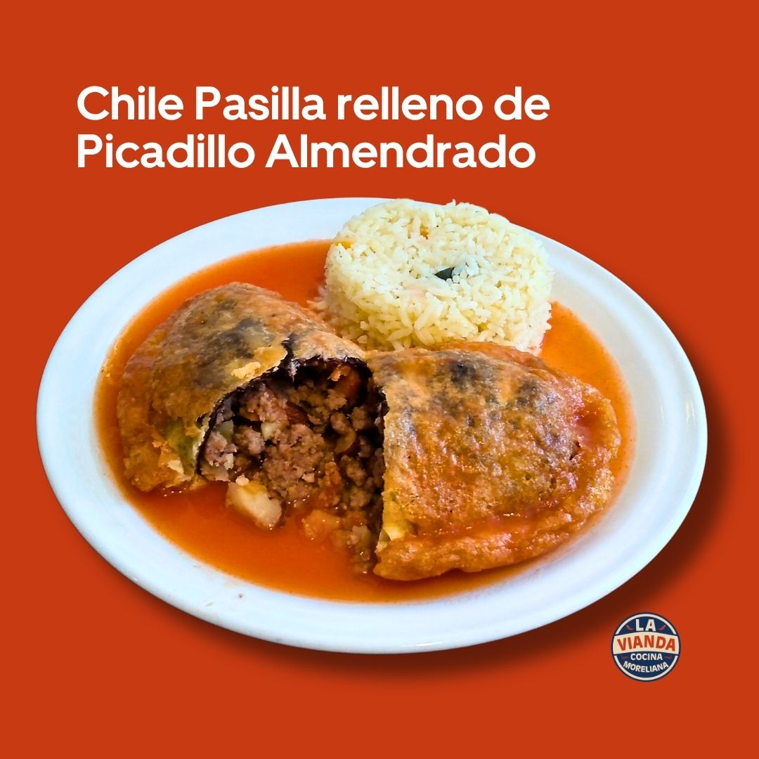 Chile pasilla relleno de picadillo almendrado con guarniciones, comida casera en Morelia Zona Camelinas