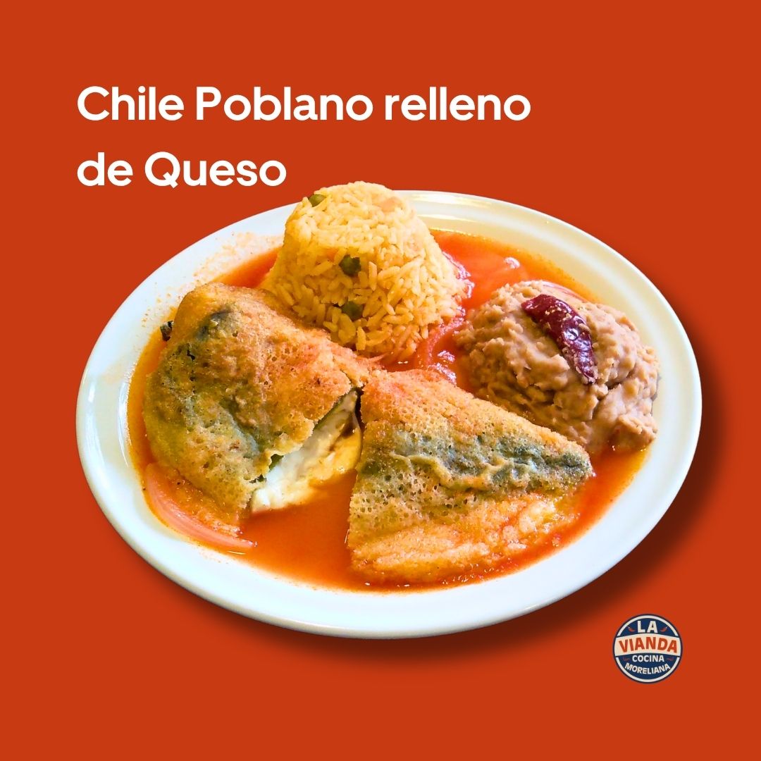 Chile poblano relleno de queso con guarniciones, comida casera en Morelia Zona Camelinas