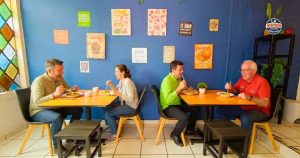 Comer en restaurante de comida casera en Morelia con ambiente tranquilo en Zona Camelinas