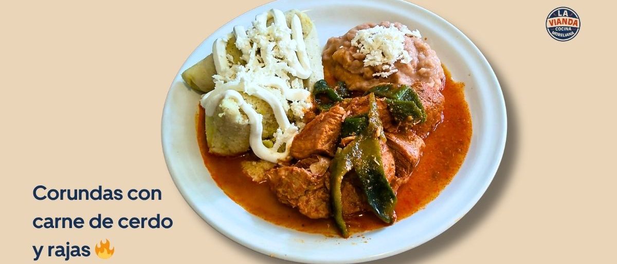 Plate of corundas with pork and rajas in a red sauce, topped with cheese, on a beige background; La Vianda logo in the corner. Caption reads 'Corundas con carne de cerdo y rajas'.