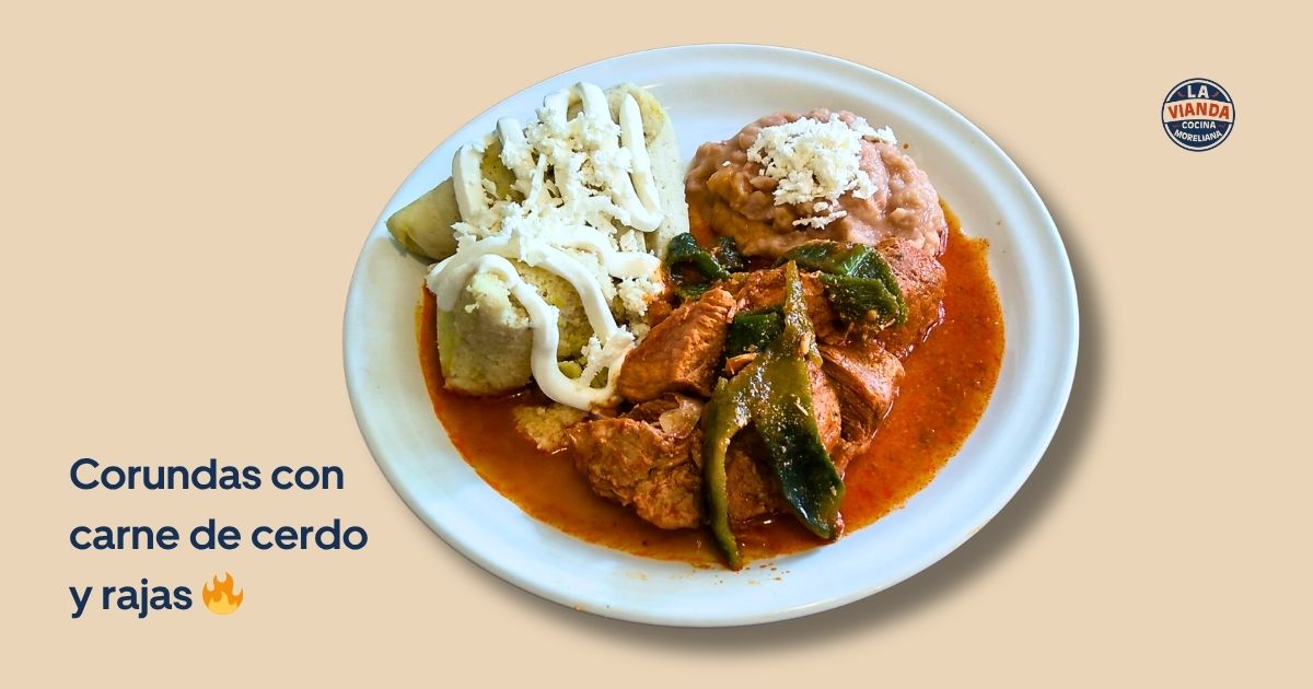 Plate of corundas with pork and rajas in a red sauce, topped with cheese, on a beige background; La Vianda logo in the corner. Caption reads 'Corundas con carne de cerdo y rajas'.