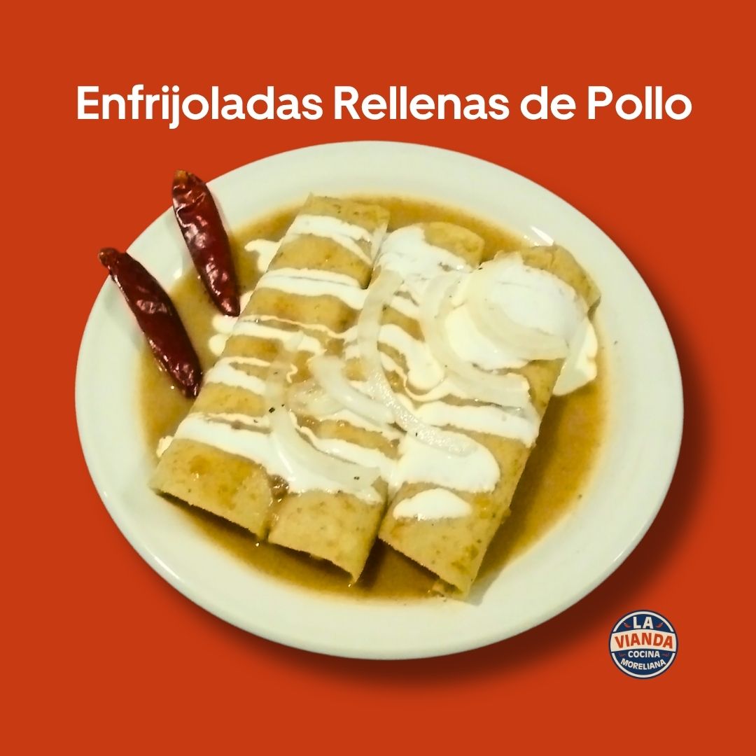 Enfrijoladas rellenas de pollo con guarniciones, comida casera en Morelia Zona Camelinas