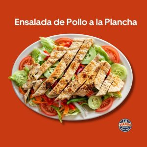 Ensalada de pollo a la plancha saludable con lechuga, tomate, pepino y verduras frescas en Morelia, preparada en La Vianda Cocina Moreliana en Av. Solidaridad, Colonia Camelinas