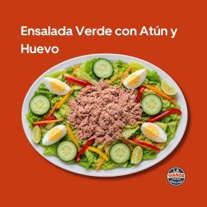 Ensalada verde con atún y huevo saludable con lechuga, tomate, pepino y atún natural en Morelia en La Vianda Cocina Moreliana
