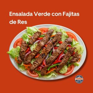 Ensalada verde con fajitas de res saludable con lechuga, tomate y verduras frescas en Morelia en La Vianda Cocina Moreliana