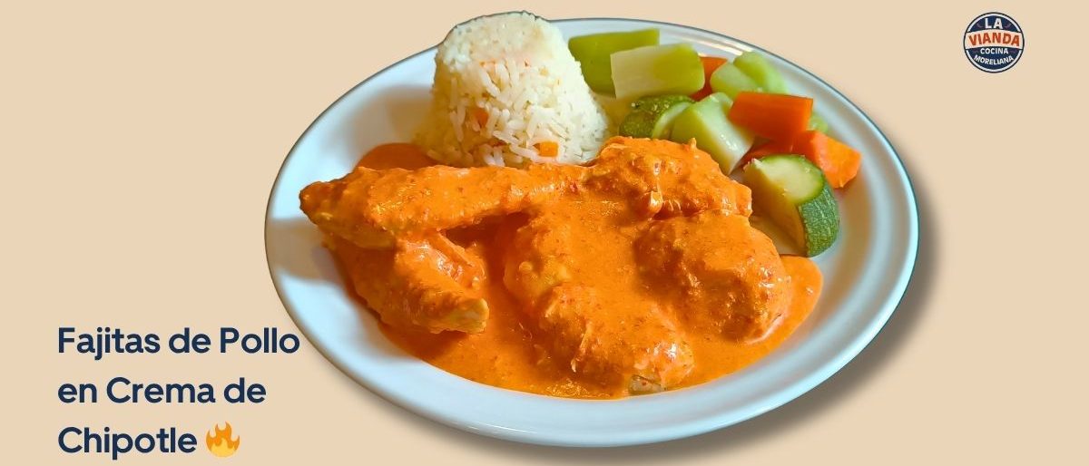 Plate with pollo fajitas in creamy chipotle sauce, served with rice and mixed vegetables; dish title visible: 'Fajitas de Pollo en Crema de Chipotle'.