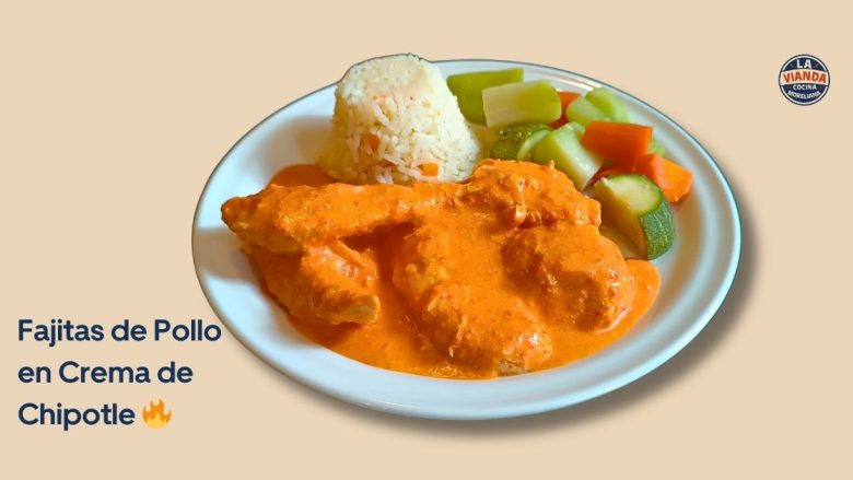 Plate with pollo fajitas in creamy chipotle sauce, served with rice and mixed vegetables; dish title visible: 'Fajitas de Pollo en Crema de Chipotle'.
