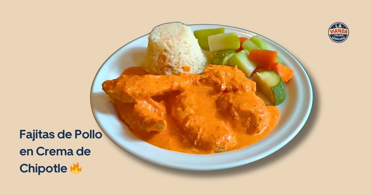 Plate with pollo fajitas in creamy chipotle sauce, served with rice and mixed vegetables; dish title visible: 'Fajitas de Pollo en Crema de Chipotle'.