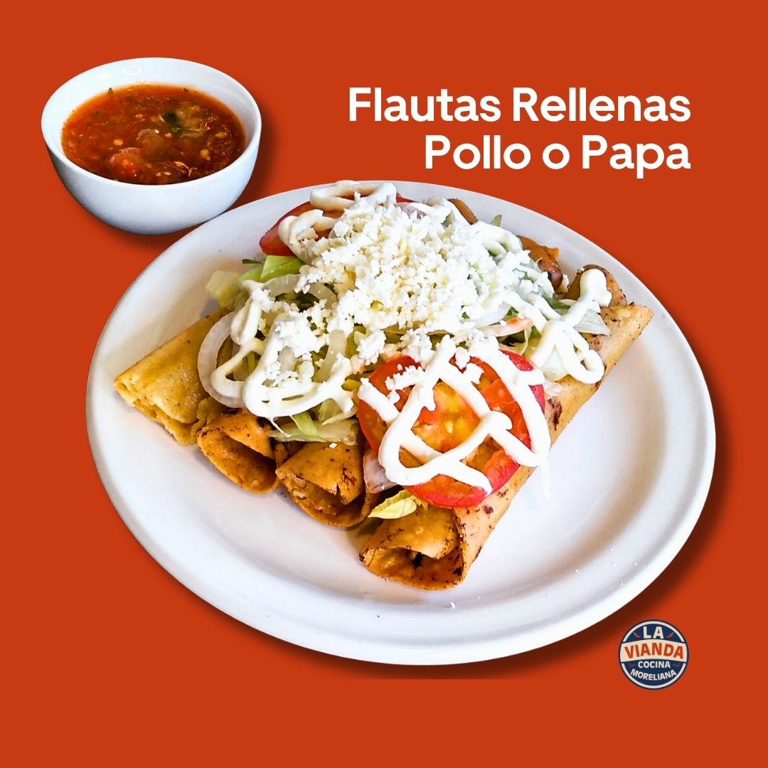Flautas rellenas de pollo o papa con guarniciones, comida casera en Morelia Zona Camelinas