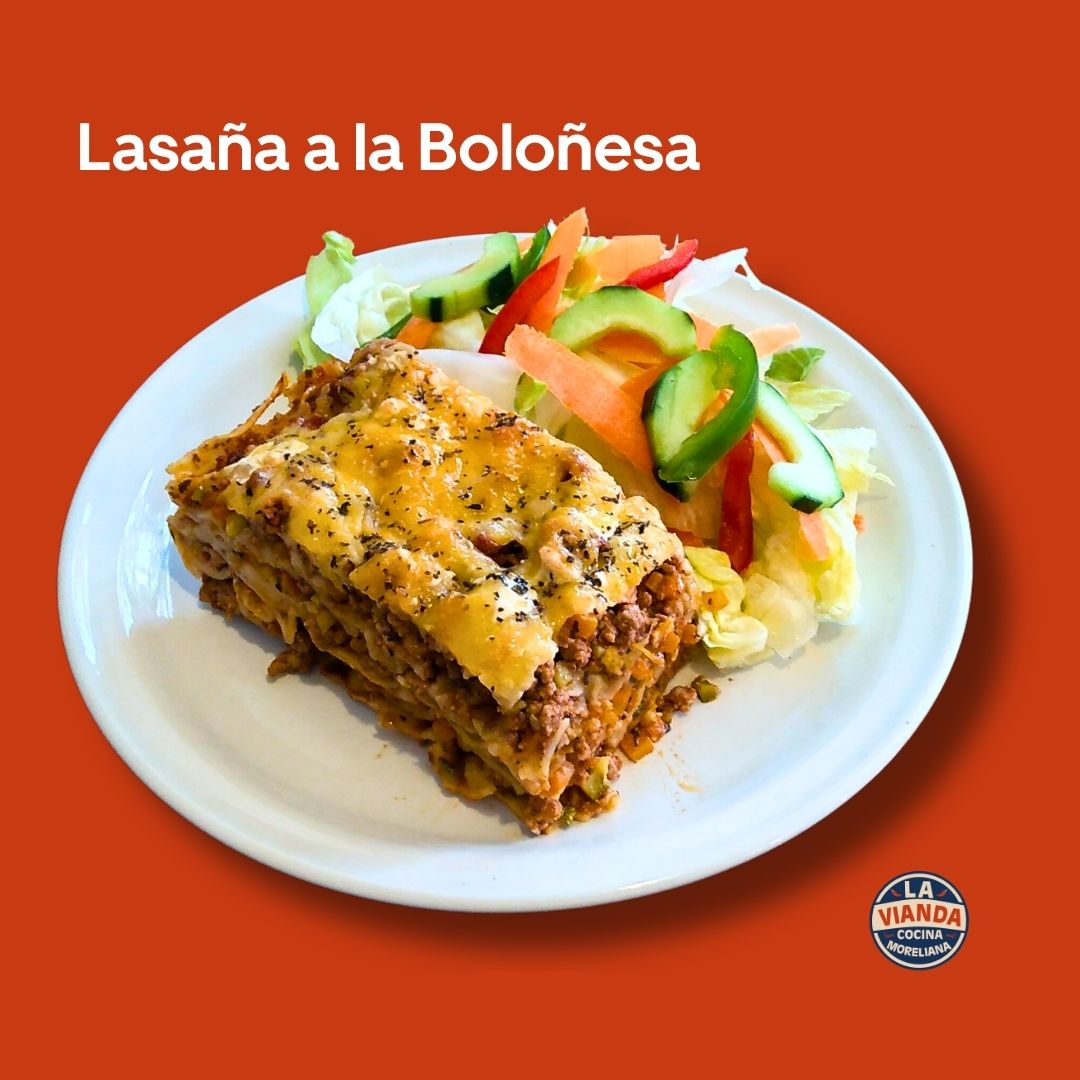 Lasaña a la boloñesa con guarniciones, comida casera en Morelia Zona Camelinas