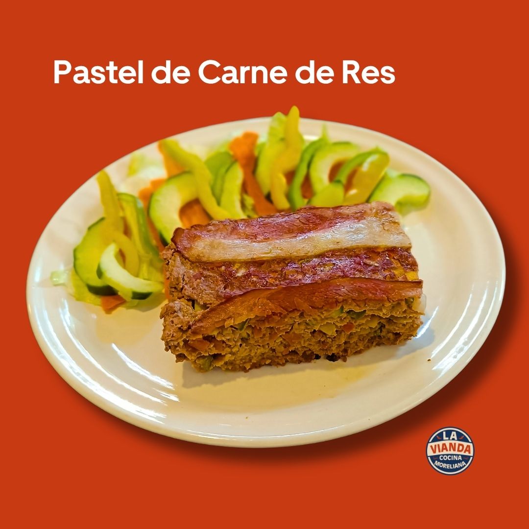 Pastel de carne de res con guarniciones, comida casera en Morelia Zona Camelinas