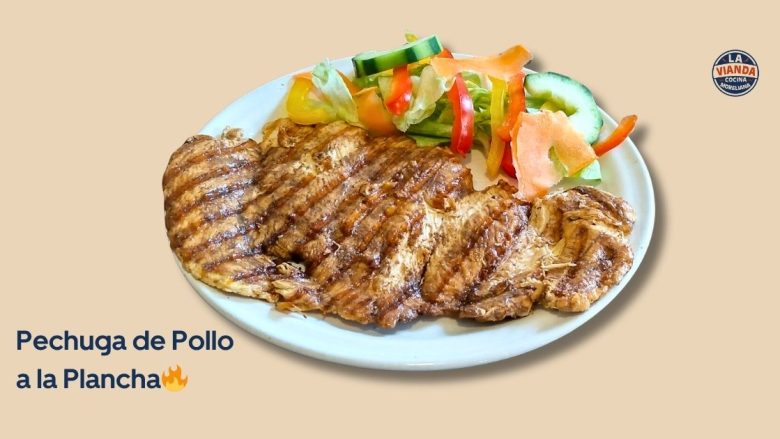 Grilled chicken breast on a plate with a colorful salad; caption reads 'Pechuga de Pollo a la Plancha' on a beige background.