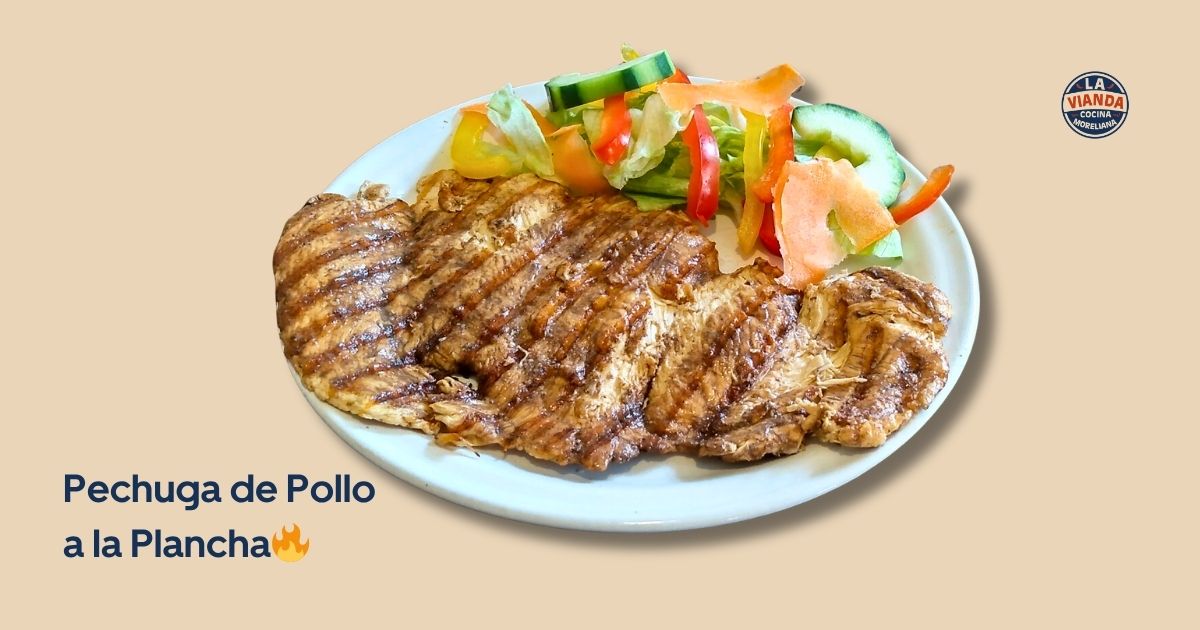 Grilled chicken breast on a plate with a colorful salad; caption reads 'Pechuga de Pollo a la Plancha' on a beige background.