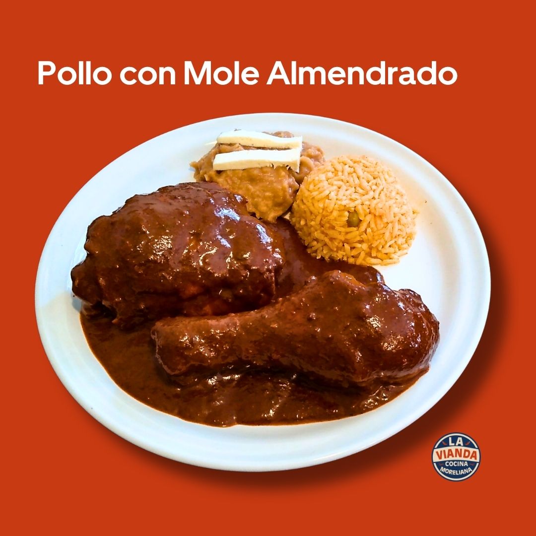 Pollo con mole almendrado y guarniciones, comida casera en Morelia Zona Camelinas