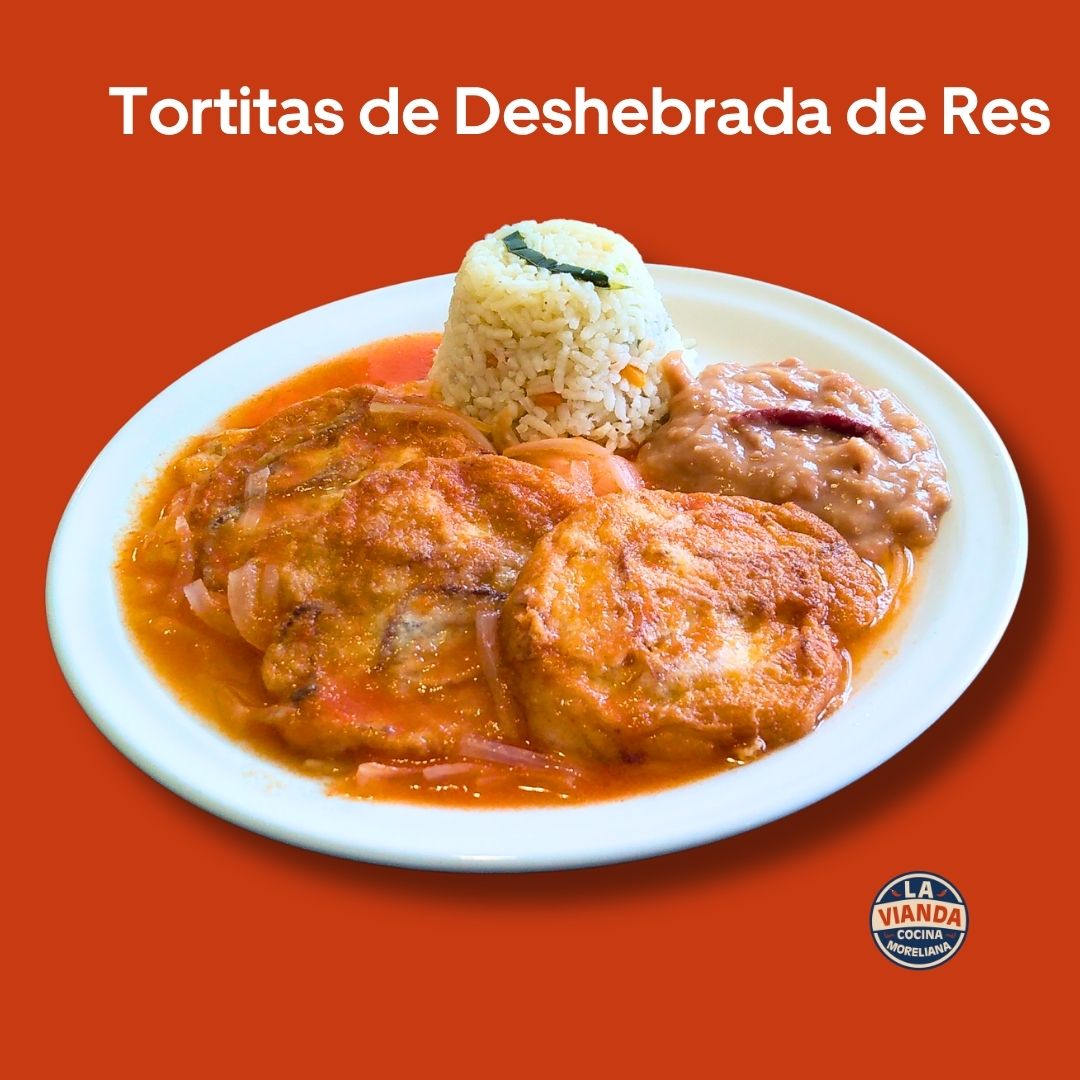 Tortitas de deshebrada de res con guarniciones, comida casera en Morelia Zona Camelinas