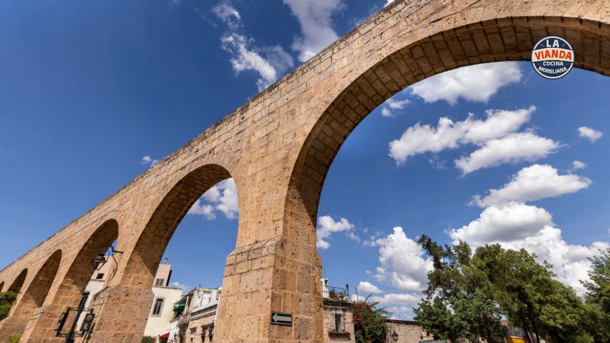 Vista del Acueducto de Morelia durante el aniversario de Morelia, uno de los monumentos históricos más representativos de Michoacán.