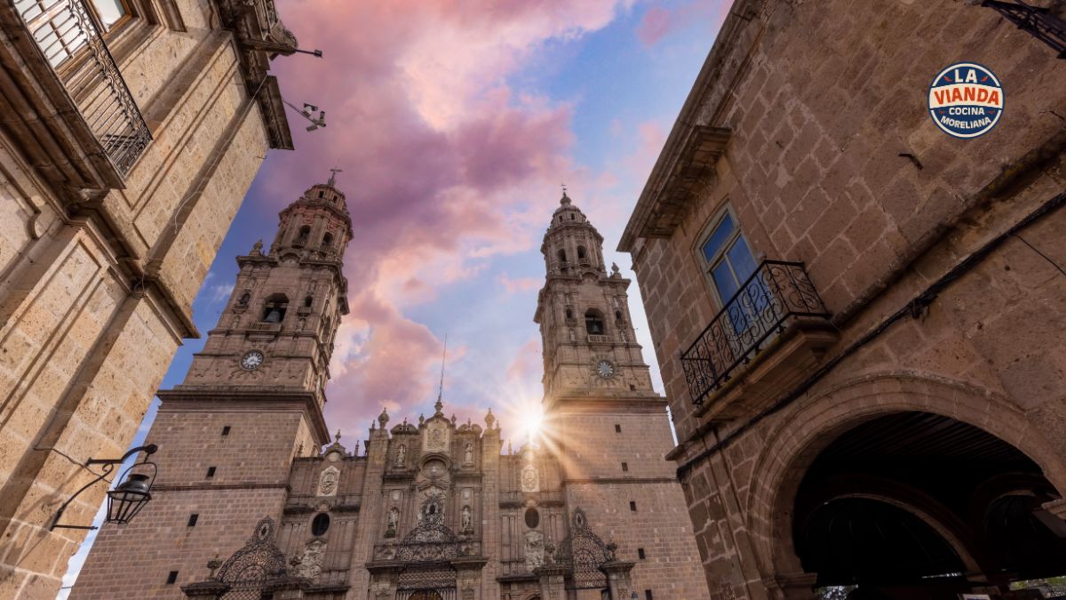 Vista de la Catedral de Morelia durante el aniversario de Morelia, símbolo histórico del Centro Histórico y de la arquitectura colonial de Michoacán.