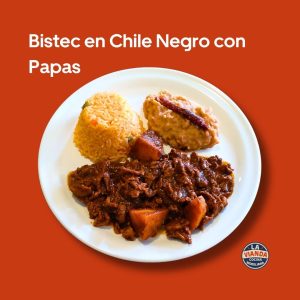 Bistec en chile negro con papas servido en plato blanco en La Vianda Cocina Moreliana, restaurante de comida casera en Morelia ubicado en colonia Camelinas.