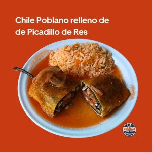 Chile poblano relleno de picadillo almendrado, platillo del día de comida casera en Morelia Zona Camelinas