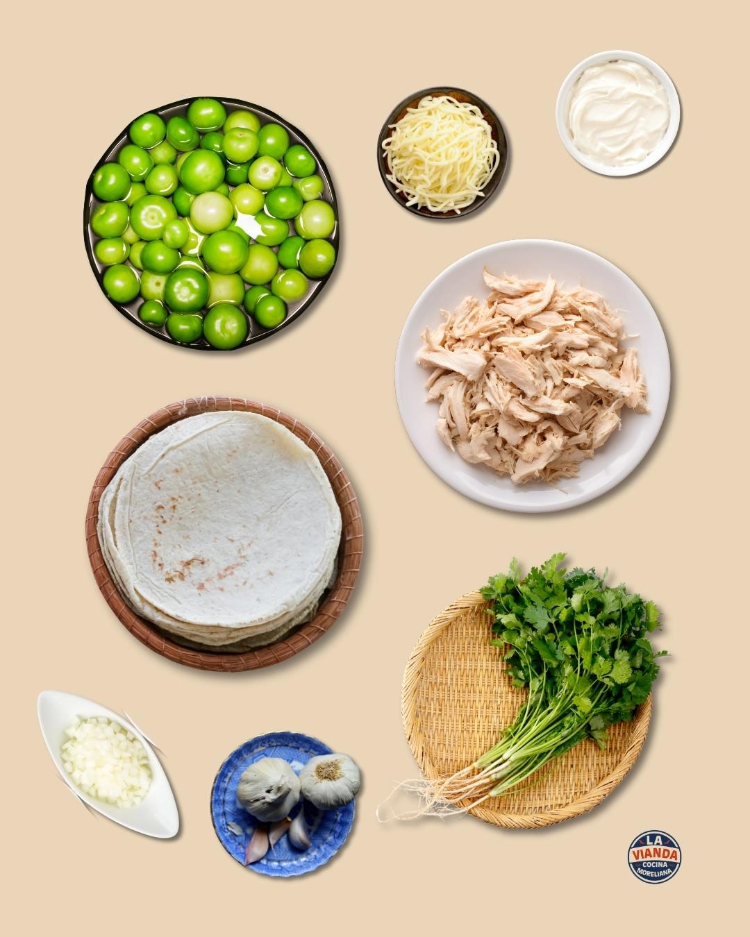 Ingredientes naturales para Enchiladas Suizas en Morelia de La Vianda Cocina Moreliana con tomate verde, tortilla de maíz, queso mozzarella, crema y pechuga de pollo
