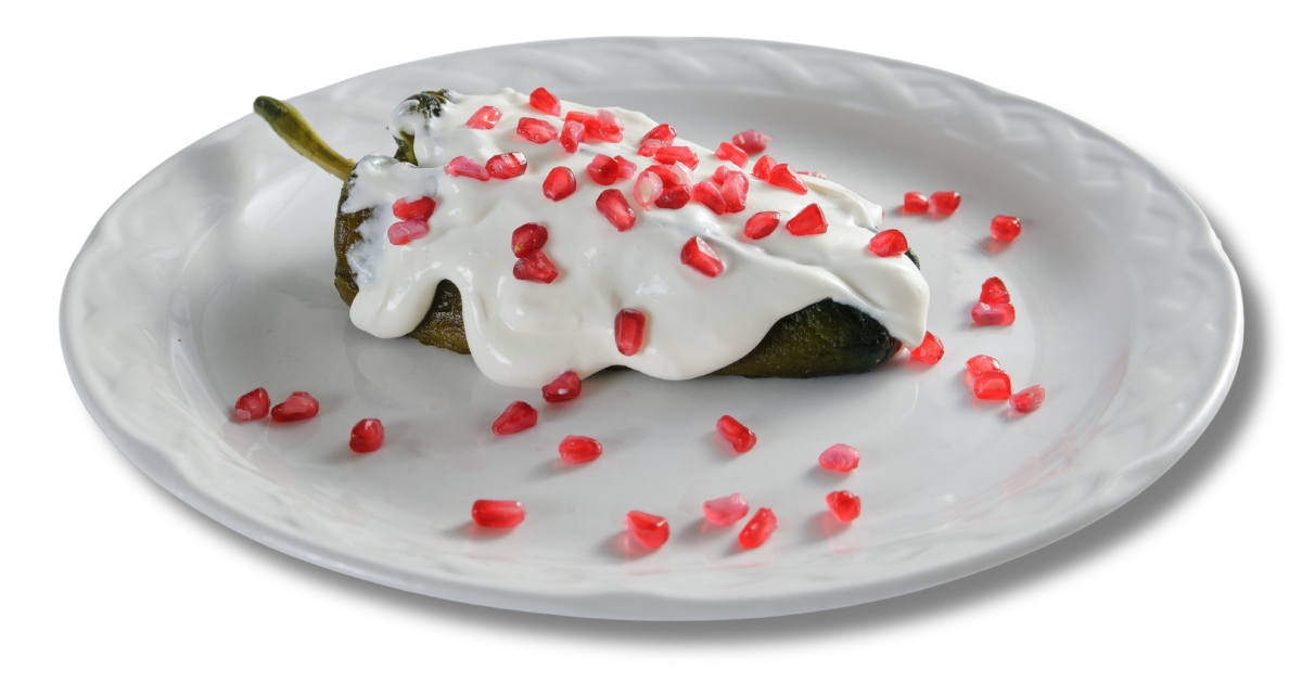 Chiles en Nogada en Morelia de La Vianda Cocina Moreliana, platillo de temporada disponible miércoles y viernes para comer aquí, pedir para llevar o a domicilio.