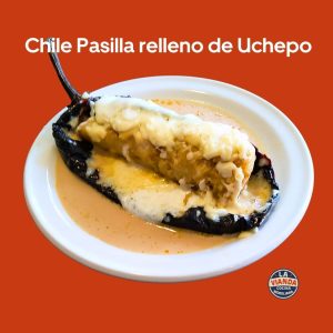Chile pasilla relleno de uchepo, especialidad de La Vianda Cocina Moreliana, restaurante de comida casera en Morelia.