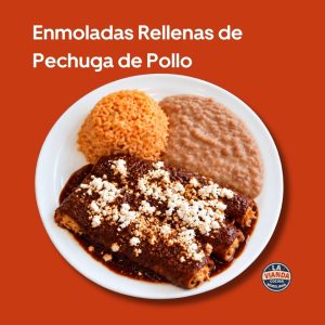 Enmoladas rellenas de pechuga de pollo con mole, queso, arroz y frijoles, platillo de La Vianda Cocina Moreliana en Morelia. Comida Casera en Morelia