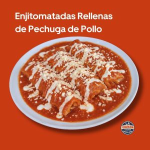 Enjitomatadas rellenas de pechuga de pollo con salsa de jitomate, crema y queso, platillo de La Vianda Cocina Moreliana en Morelia. Comida Casera en Morelia