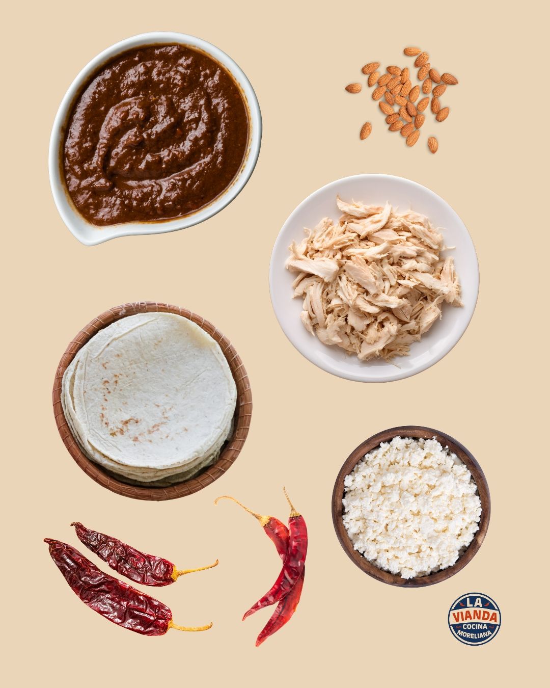 Ingredientes de las enmoladas en Morelia de La Vianda con mole almendrado, pechuga de pollo, tortillas, queso fresco, almendras y chiles